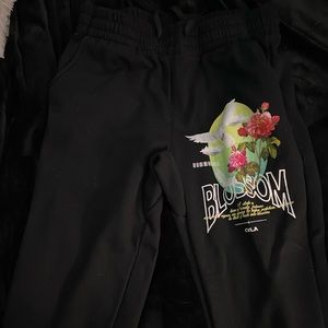 Black sweatpants with design